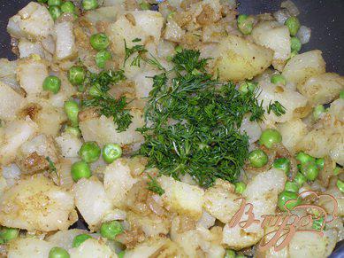 Фото приготовление рецепта: Самоса с картофелем и зеленым горошком шаг №8