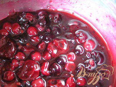 Фото приготовление рецепта: Панна котта с ванильными ягодами шаг №4