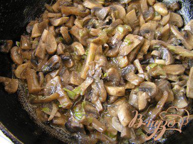 Фото приготовление рецепта: Пирог c капустой, грибами и зеленым луком шаг №3