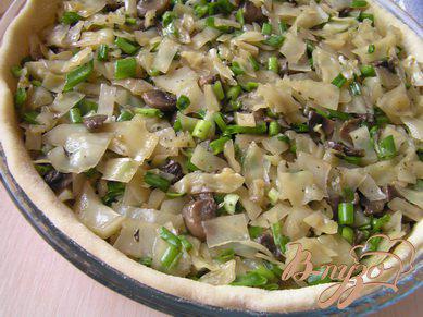 Фото приготовление рецепта: Пирог c капустой, грибами и зеленым луком шаг №7