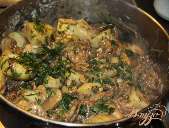 Фото приготовление рецепта: Картошка жаренная с грибами. шаг №2
