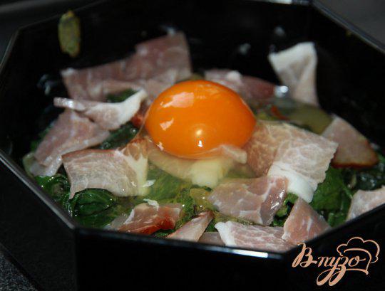 Фото приготовление рецепта: Запеченное яйцо со шпинатом и ветчиной шаг №3