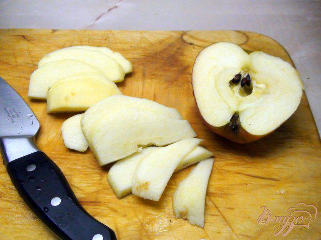 Фото приготовление рецепта: Ватрушки с миндальным кремом (франжипаном) и яблоками под миндальными лепестками шаг №3