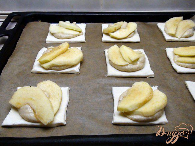 Фото приготовление рецепта: Ватрушки с миндальным кремом (франжипаном) и яблоками под миндальными лепестками шаг №5