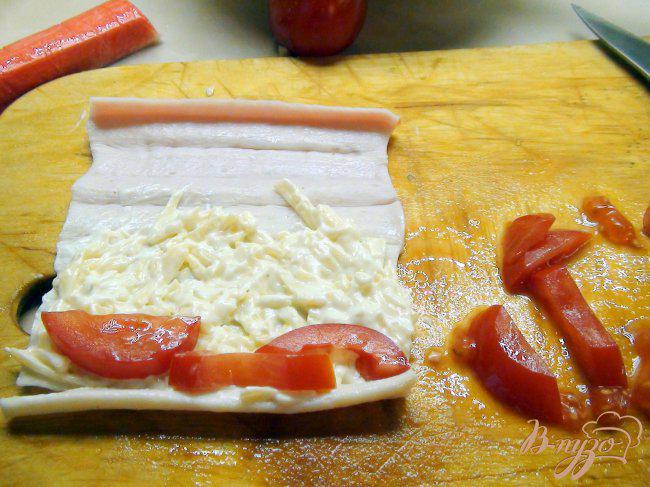 Фото приготовление рецепта: Рулетики из крабовых палочек с сыром и помидорами. шаг №2
