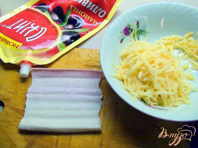 Фото приготовление рецепта: Рулетики из крабовых палочек с сыром и помидорами. шаг №1