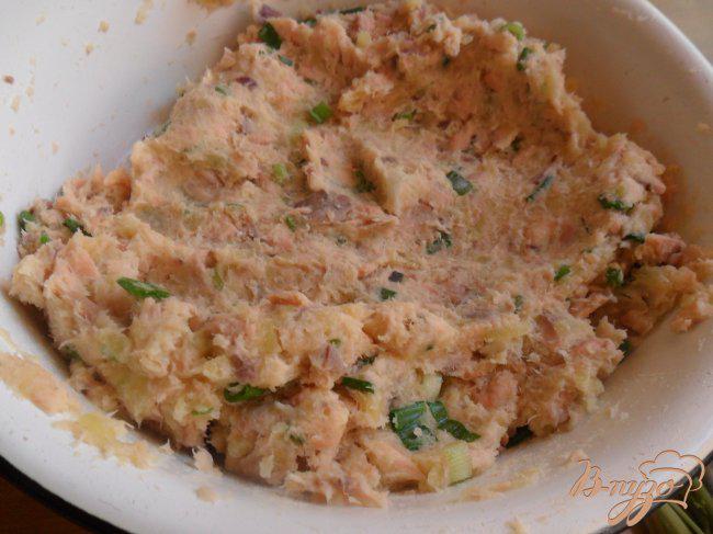 Фото приготовление рецепта: Котлеты из лосося с кремом васаби и салатом из огурцов шаг №7