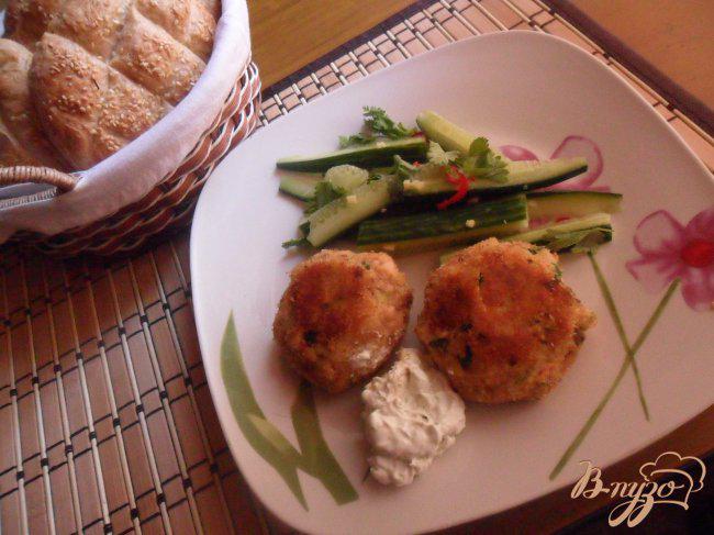 Фото приготовление рецепта: Котлеты из лосося с кремом васаби и салатом из огурцов шаг №10