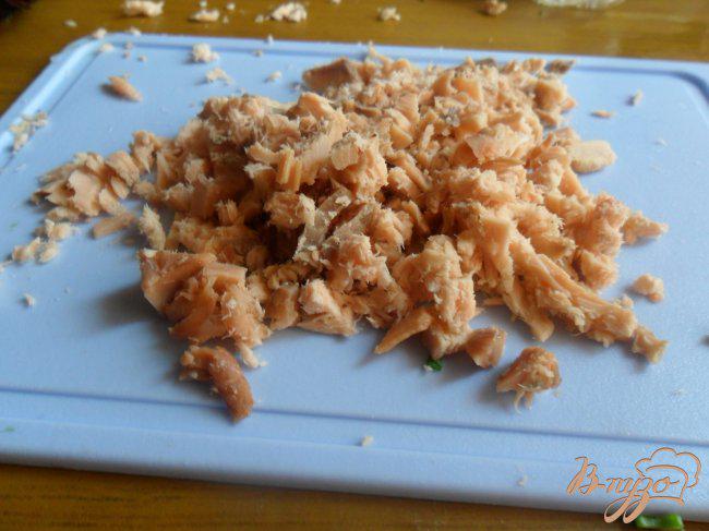 Фото приготовление рецепта: Котлеты из лосося с кремом васаби и салатом из огурцов шаг №4