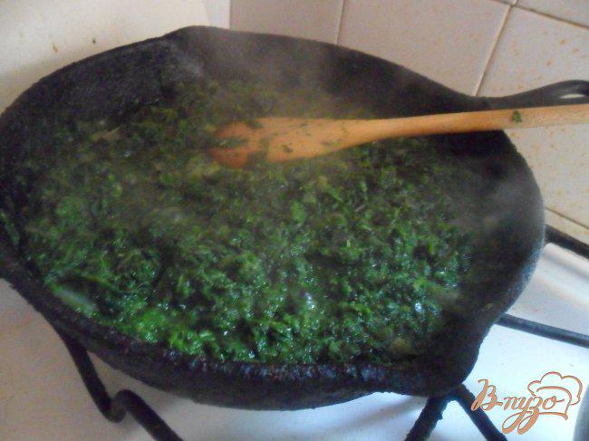 Фото приготовление рецепта: Сырно-шпинатный киш с томатами черри шаг №4