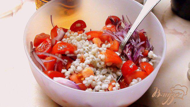 Фото приготовление рецепта: Салат с перловкой и помидорами. шаг №2
