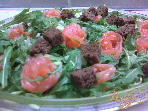 Фото приготовление рецепта: Зелёный салат с сёмгой и гренками под «Зелёным соусом». шаг №3
