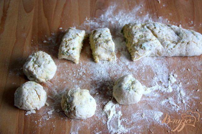 Фото приготовление рецепта: Булочки с сыром по мотивам «Cheese-scones» шаг №3