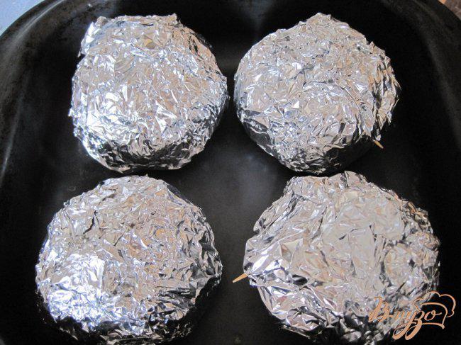 Фото приготовление рецепта: Мясные шарики с сырной и грибной начинкой. шаг №10