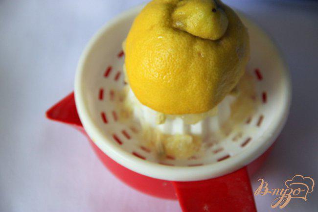 Фото приготовление рецепта: Кококсово-лимонный кекс с коньячной вишней шаг №4