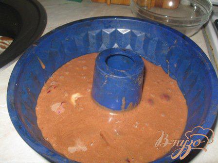 Фото приготовление рецепта: Кекс «Вишня в шоколаде» шаг №4