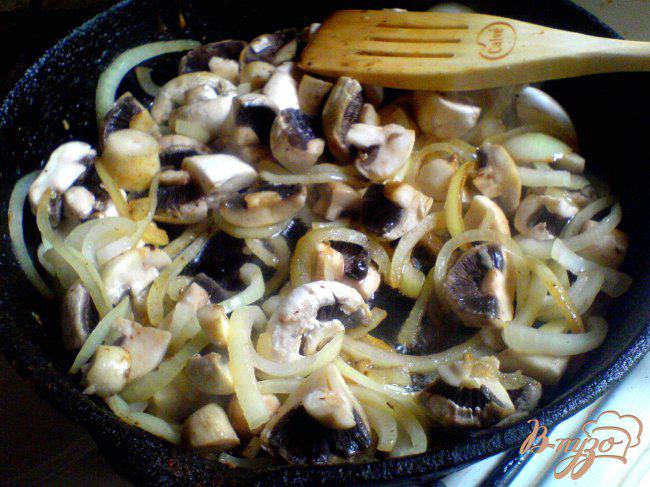 Фото приготовление рецепта: Запечённый картофель с грибным рагу шаг №5