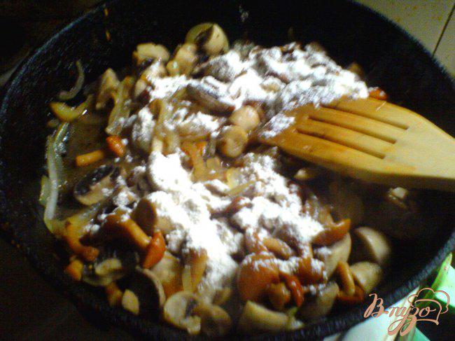 Фото приготовление рецепта: Запечённый картофель с грибным рагу шаг №7