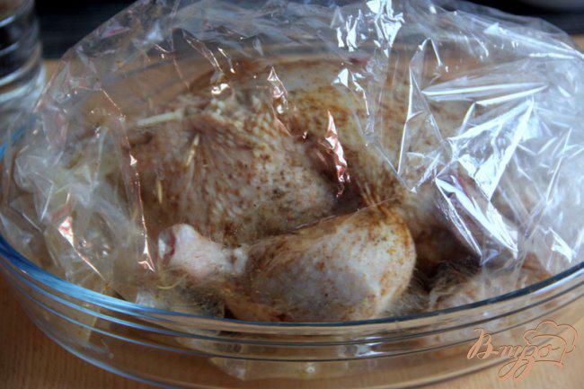 Фото приготовление рецепта: Курица, фаршированная хлебом и сыром шаг №3