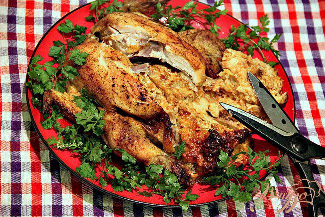 Фото приготовление рецепта: Курица, фаршированная хлебом и сыром шаг №4