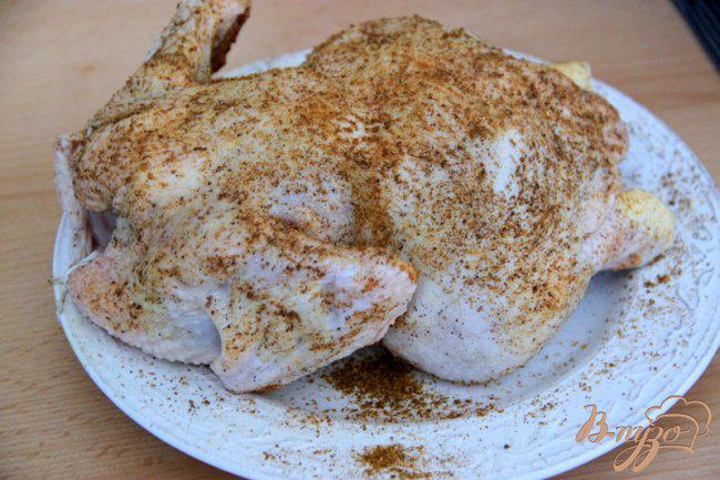 Фото приготовление рецепта: Курица, фаршированная хлебом и сыром шаг №2