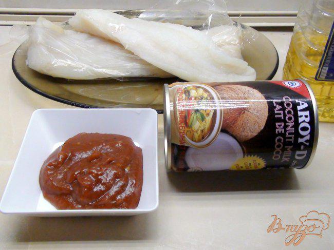 Фото приготовление рецепта: Фунцоза с креветками в томатно-кокосовом соусе. шаг №2