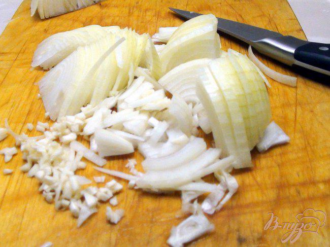Фото приготовление рецепта: Фунцоза с креветками в томатно-кокосовом соусе. шаг №1