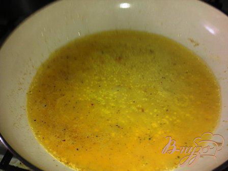 Фото приготовление рецепта: Морской окунь, запеченный с цуккини в апельсиновом соусе шаг №6