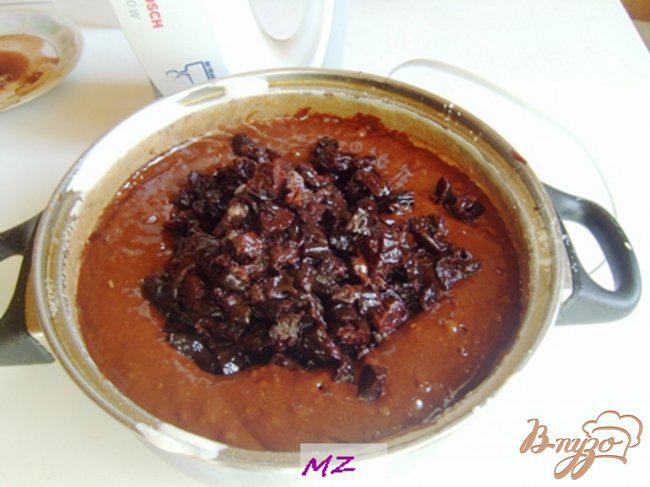 Фото приготовление рецепта: Шоколадный торт с черносливом и миндалем шаг №4