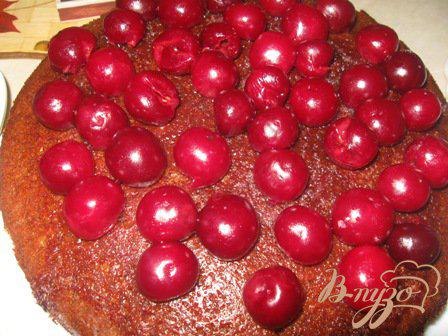 Фото приготовление рецепта: Медовый торт с вишней в желе шаг №5