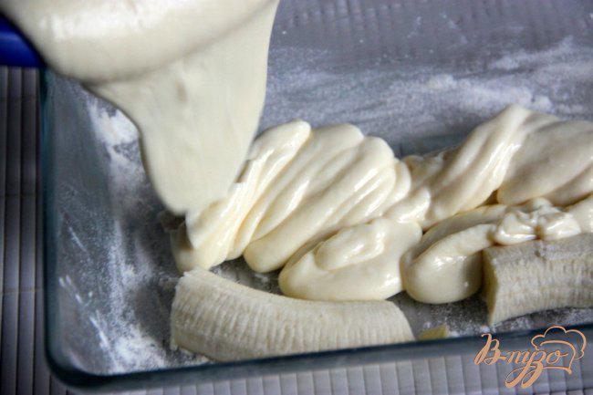 Фото приготовление рецепта: Творожник с белым шоколадом и бананом шаг №4