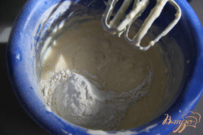 Фото приготовление рецепта: Сметанно-шоколадный кекс с апельсиновой глазурью шаг №2
