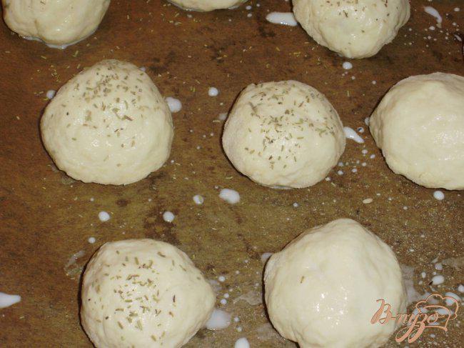Фото приготовление рецепта: Творожные булочки с финиками в беконе шаг №5