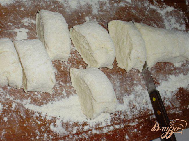 Фото приготовление рецепта: Творожные булочки с финиками в беконе шаг №3