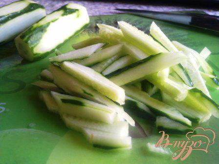 Фото приготовление рецепта: Салат из свежих огурцов с сушеными помидорами шаг №4