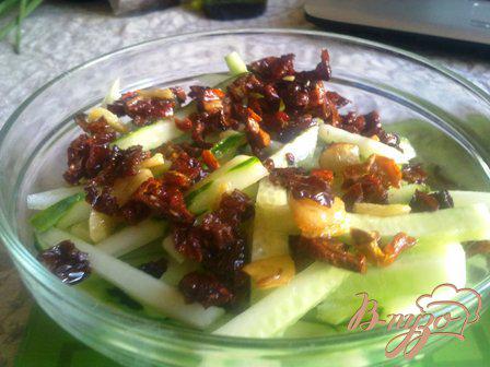Фото приготовление рецепта: Салат из свежих огурцов с сушеными помидорами шаг №5