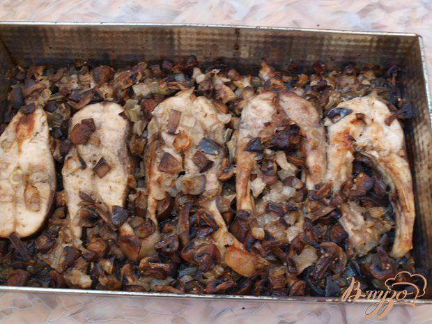 Фото приготовление рецепта: Толстолобик запечённый с баклажанами и шампиньонами шаг №2