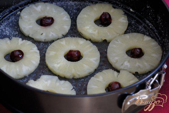 Фото приготовление рецепта: Пирог-перевертыш с ананасами шаг №2
