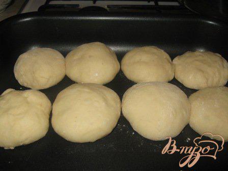 Фото приготовление рецепта: Пирожки с изюмом на кефире шаг №2