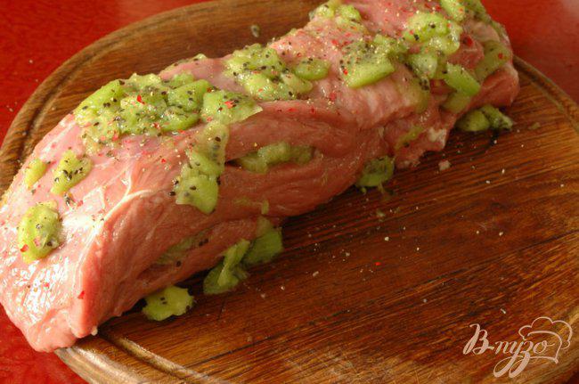 Фото приготовление рецепта: Мясо, запеченное с киви шаг №2