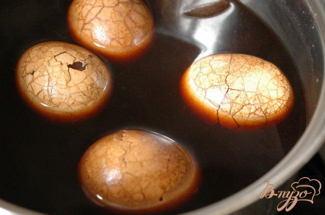 Фото приготовление рецепта: Чайные (мраморные) яйца шаг №2