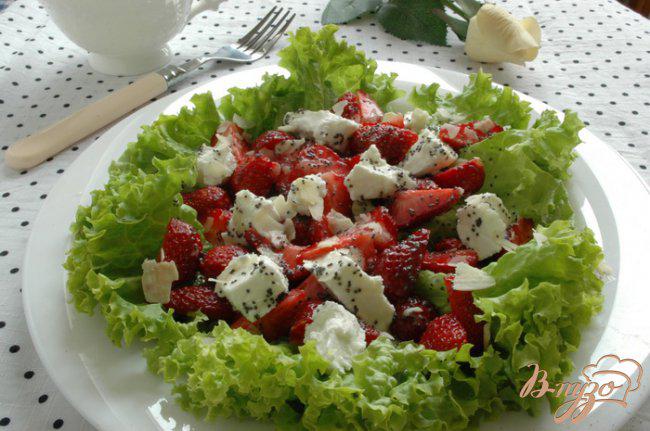 Фото приготовление рецепта: Клубничный салат с маковой заправкой шаг №4