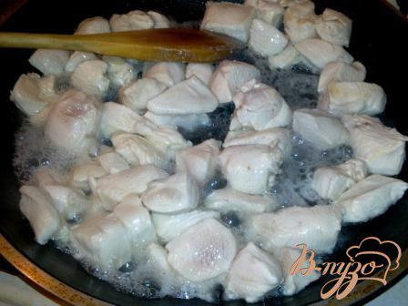 Фото приготовление рецепта: Курица тушеная с кабачками и сельдереем шаг №6