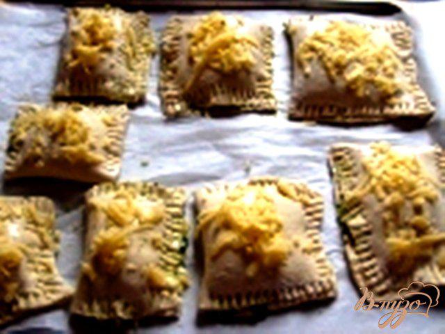 Фото приготовление рецепта: Слоеные пирожки со шпинатом шаг №3