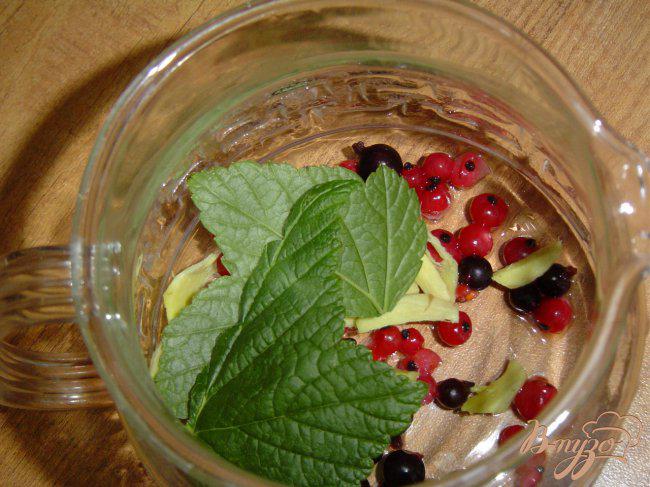 Фото приготовление рецепта: Чай из смородины, её листочков и имбиря шаг №2