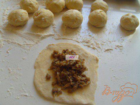 Фото приготовление рецепта: Пирожки с грибами шаг №5