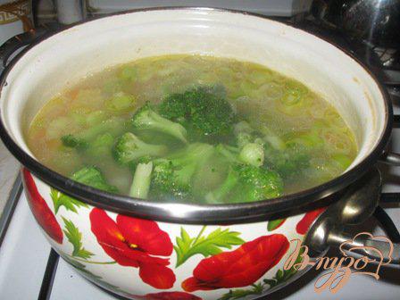 Фото приготовление рецепта: Суп с куриными кнелями и брокколи шаг №4