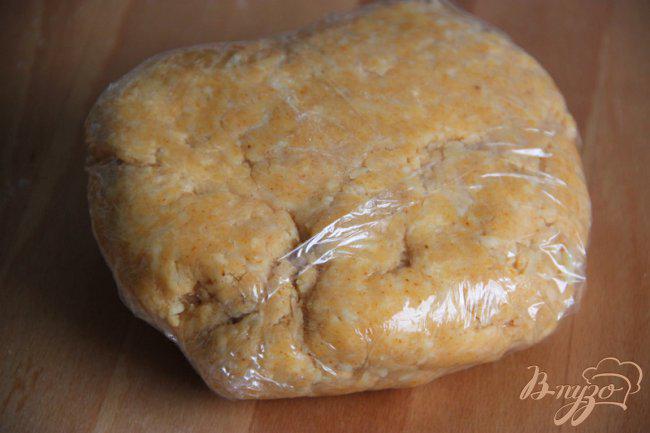 Фото приготовление рецепта: Закусочное сырное печенье с паприкой и приправами шаг №3
