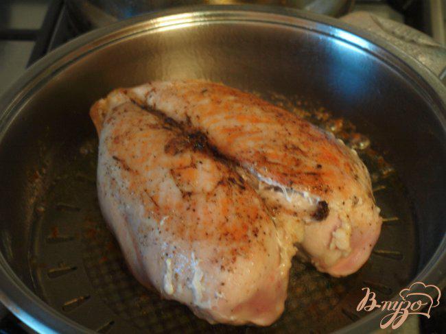 Фото приготовление рецепта: Куриная грудка с вишнями в малиновом соусе шаг №3