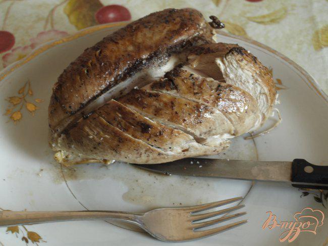 Фото приготовление рецепта: Куриная грудка с вишнями в малиновом соусе шаг №4